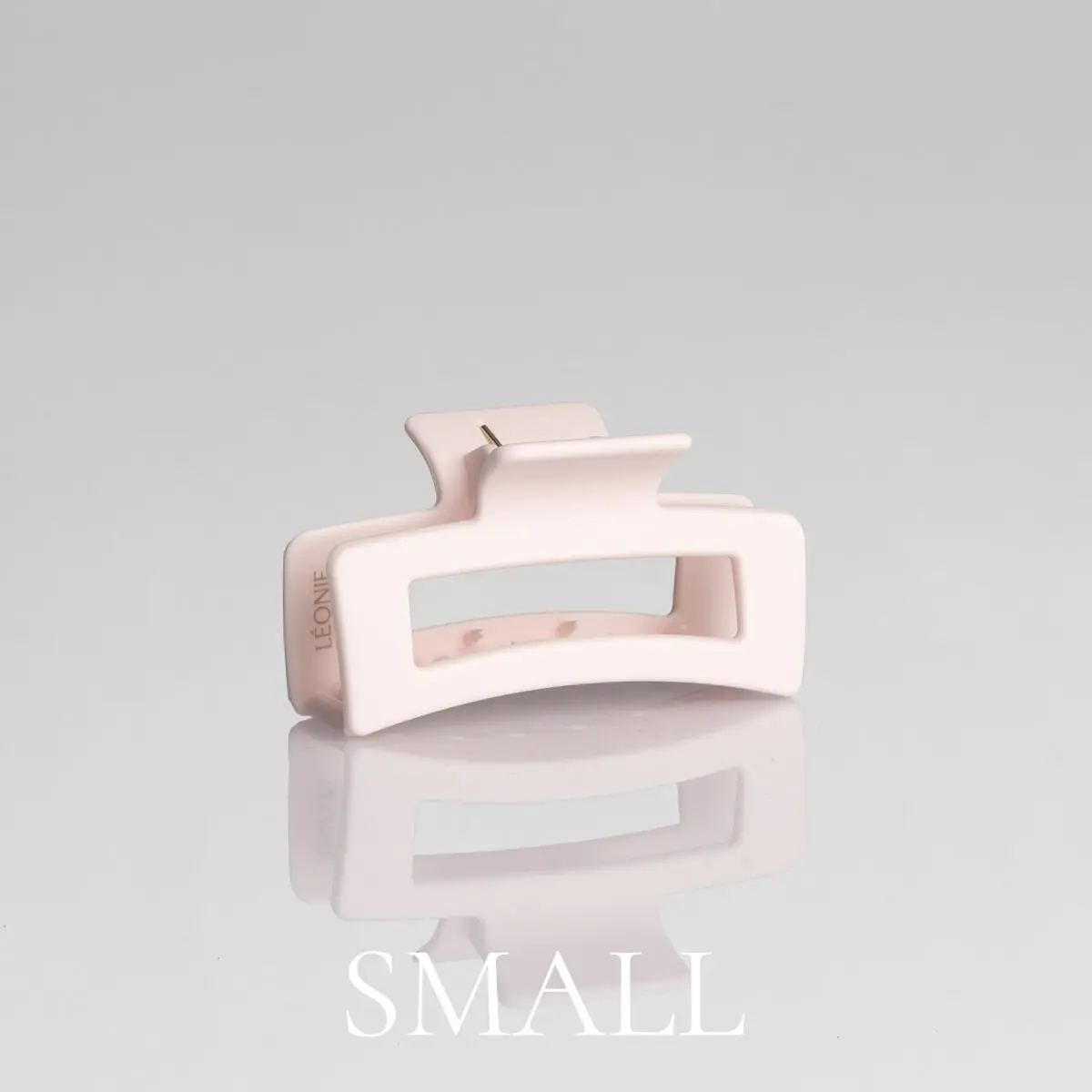 Kleine Haarspange in rosa – matte Oberfläche im Léonie-Design, Produktbild vor hellem Hintergrund.